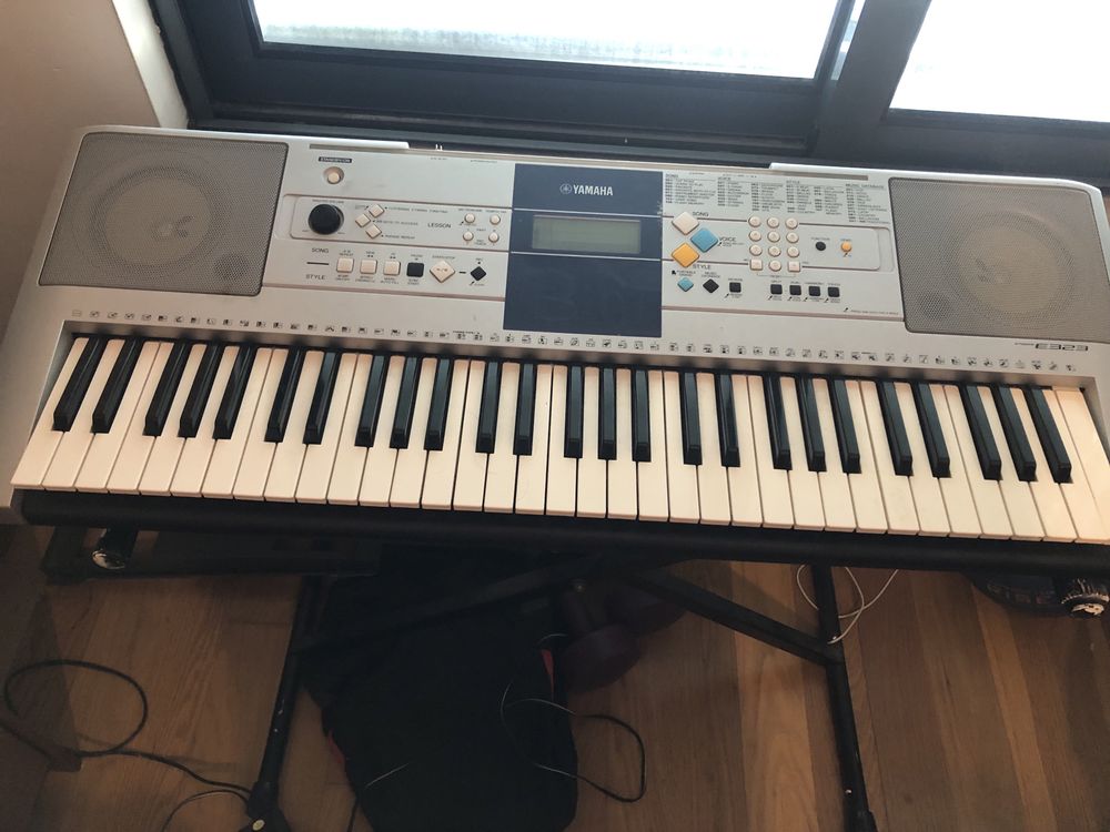 Teclado Yamaha PSR E3/3.  Em bom estado.