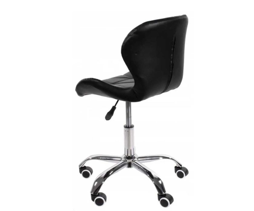 Черный офисный стул на колесиках / Черное кресло компьютерное