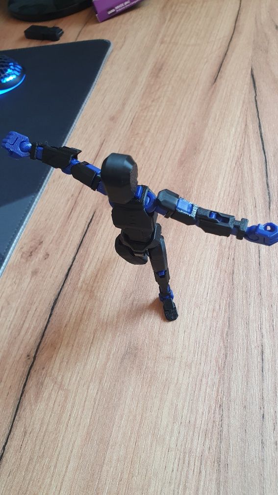 Figurka wojownik z drukarki 3d ruchomy (klon-minilegendy]