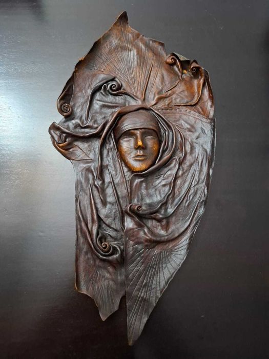 Máscara decorativa de couro