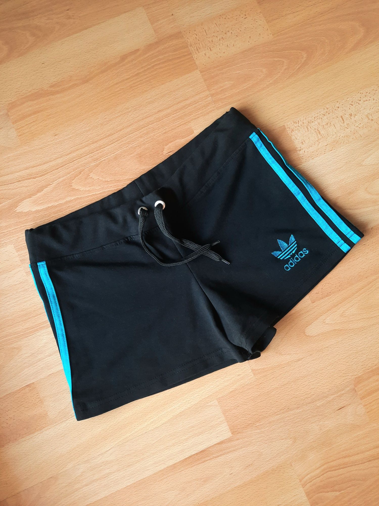 Krótkie spodenki szorty Adidas Originals jak nowe