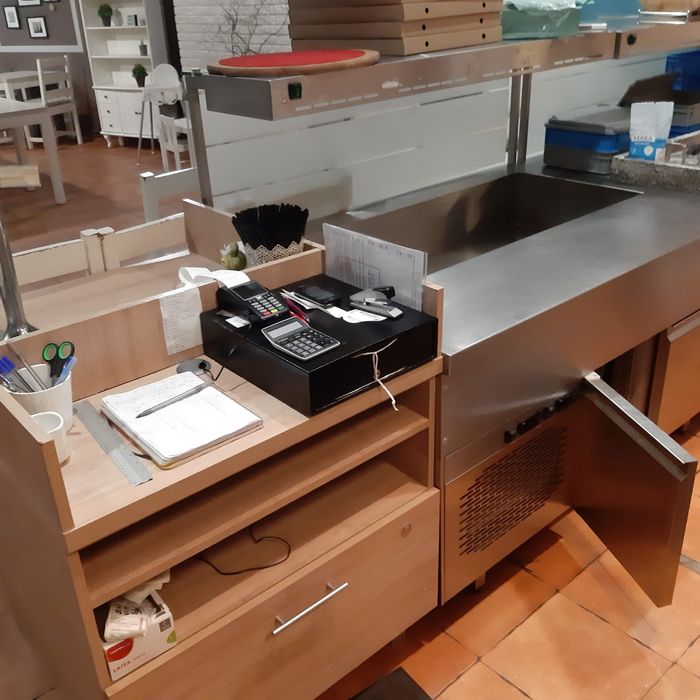 Lada chłodnicza przeszklona, bufet na bemary z blatem roboczym