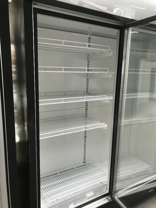 Szafa chłodnicza dł. 1,6 m i inne urządzenia.