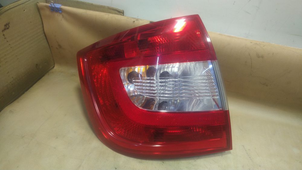 ) Skoda Rapid lampa lewa tylna HB