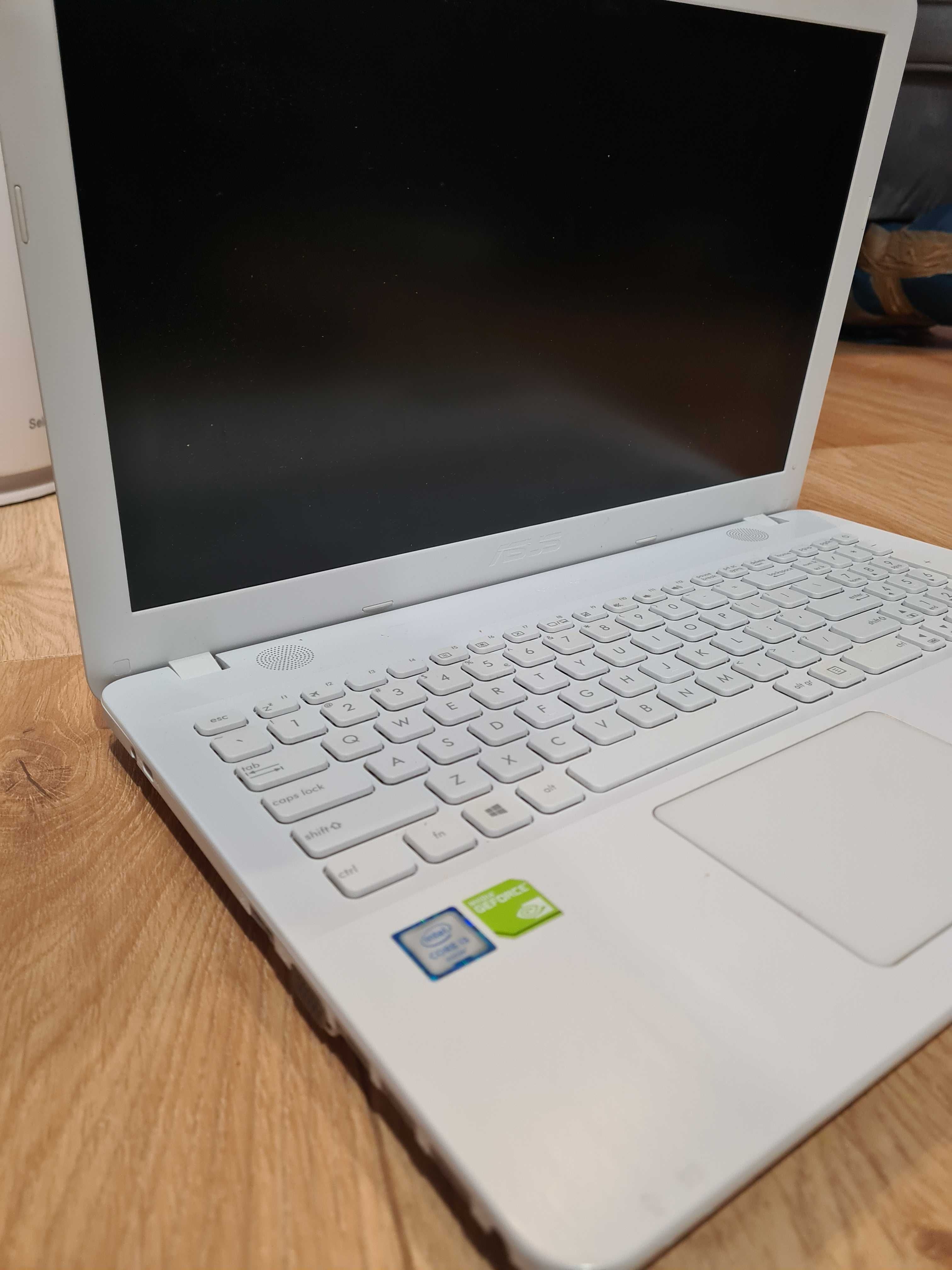Laptop ASUS R541U/i3/4GB RAM/1TB/WIN 10 biały mało używany