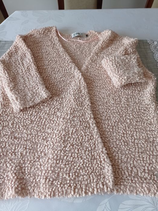 Kardigan z boucle w kolorze delikatnego różu z rękawem 3/4 dlugosci