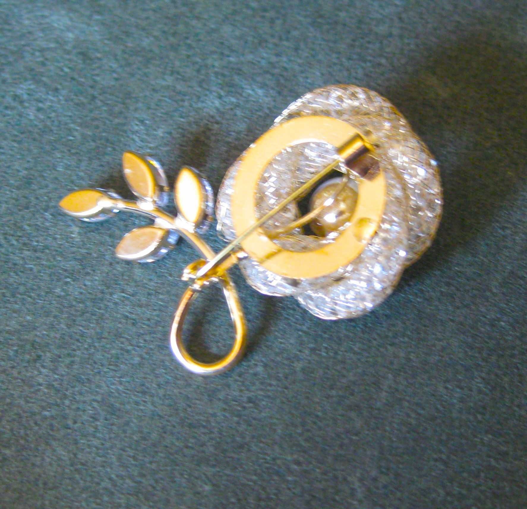 Alfinete / Broche / Pregadeira Flor Dourada c/ Perolas NOVO