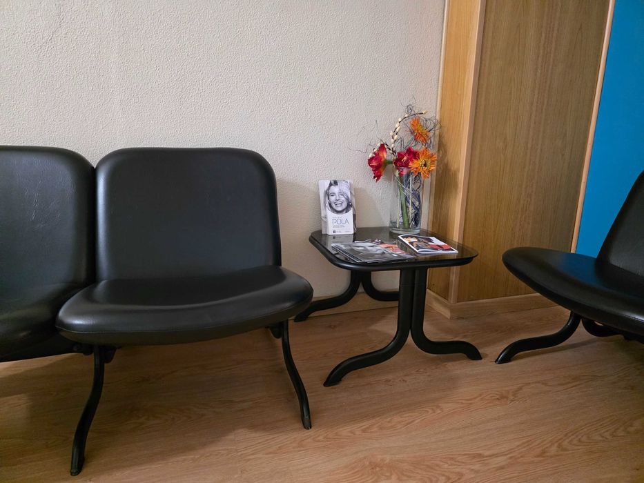 Conjunto de 3 sofás  e uma mesa de apoio de sala de espera