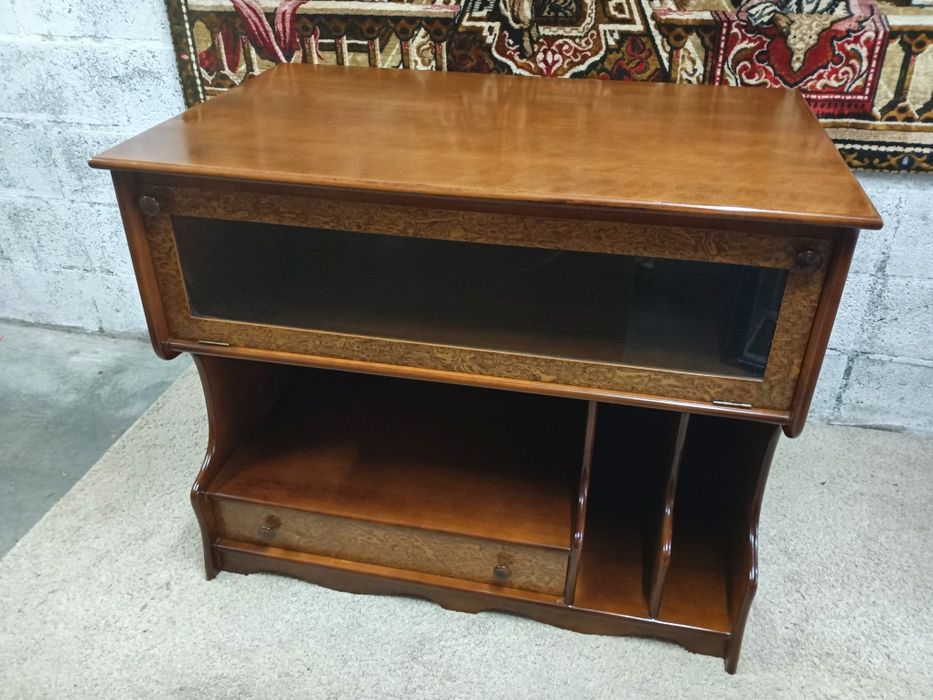 Belíssimo móvel anos 80
Multifuncional com iluminação. madeira maciça