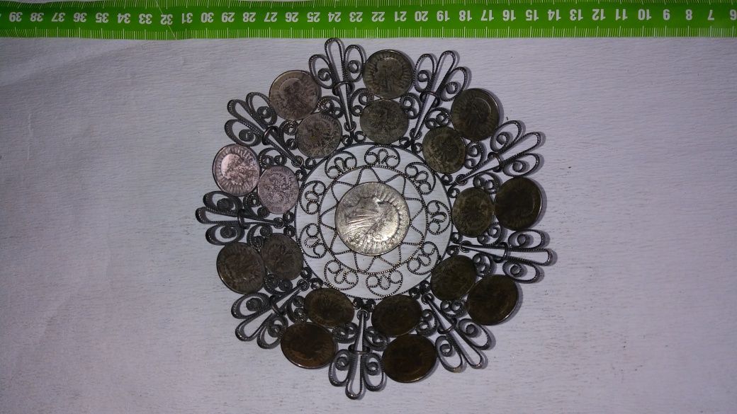 Talerz srebrny z monet w cenie 1800 zł