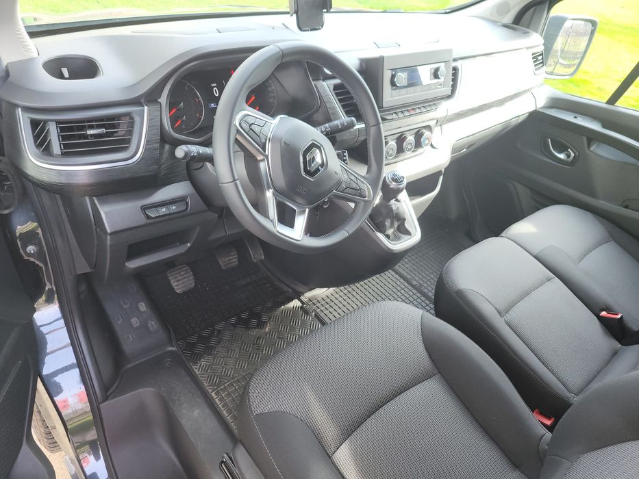 Wypożyczalnia busów busa 9 osobowego Renault Trafic Wynajem Oświecim