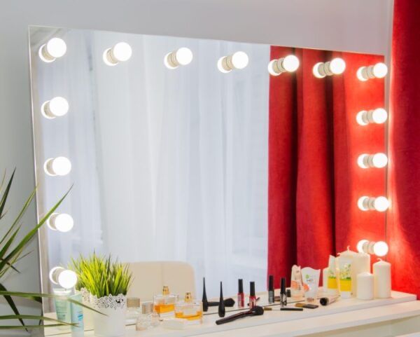 Гримерное зеркало с лампами. На колесах, настенное для макияжа