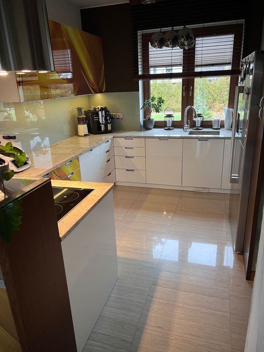 Meble kuchenne, z kamiennymi blatami, białe lakierowane, okucia Blum