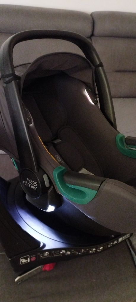 Fotelik samochodowy z bazą obrotową britax römer baby safe isense
