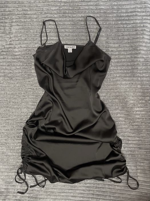 Чорна атласна вечірня сукня з завʼязками в гарному стані