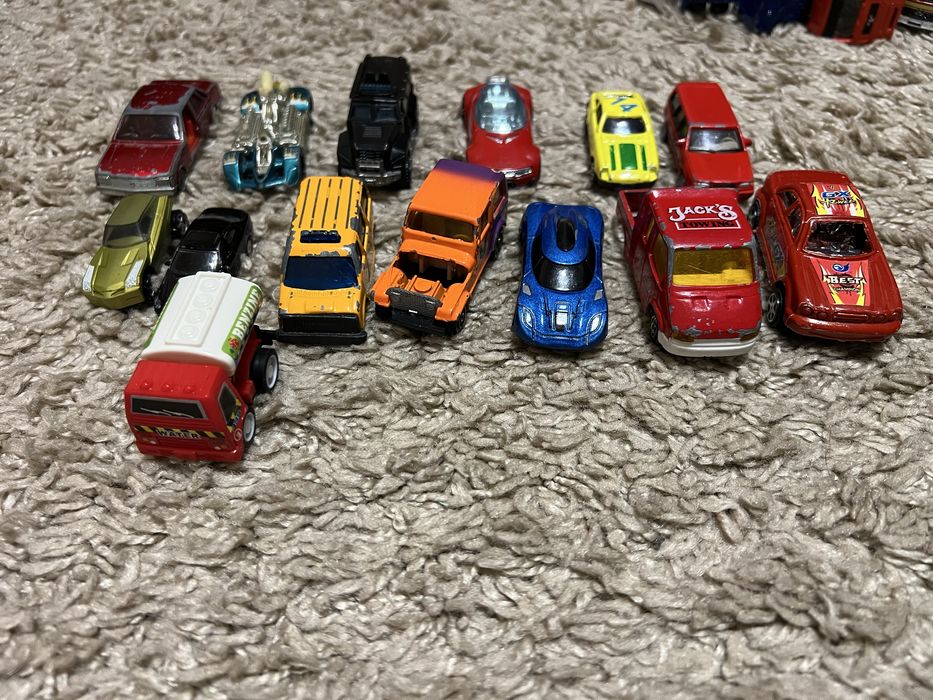 Машинки моделі різні