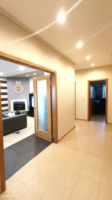 Moradia T3 em banda | 2 pisos e quintal, estimada | área  de 214m2