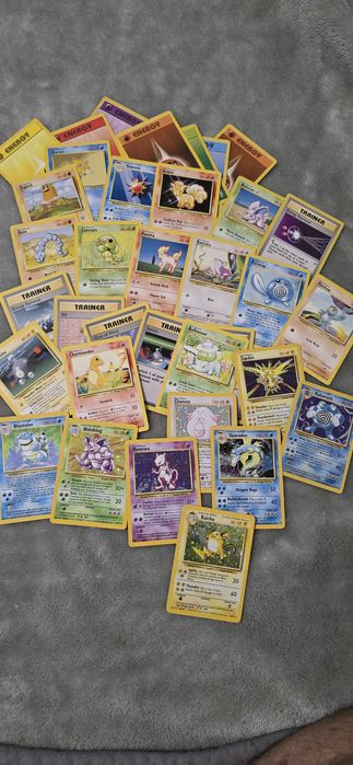 Sprzedam stare karty pokemon z serii base set.