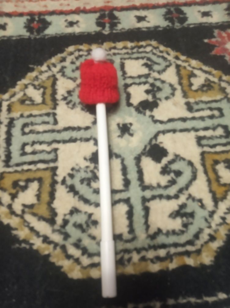 Ручка сніговик з червоною шапкою