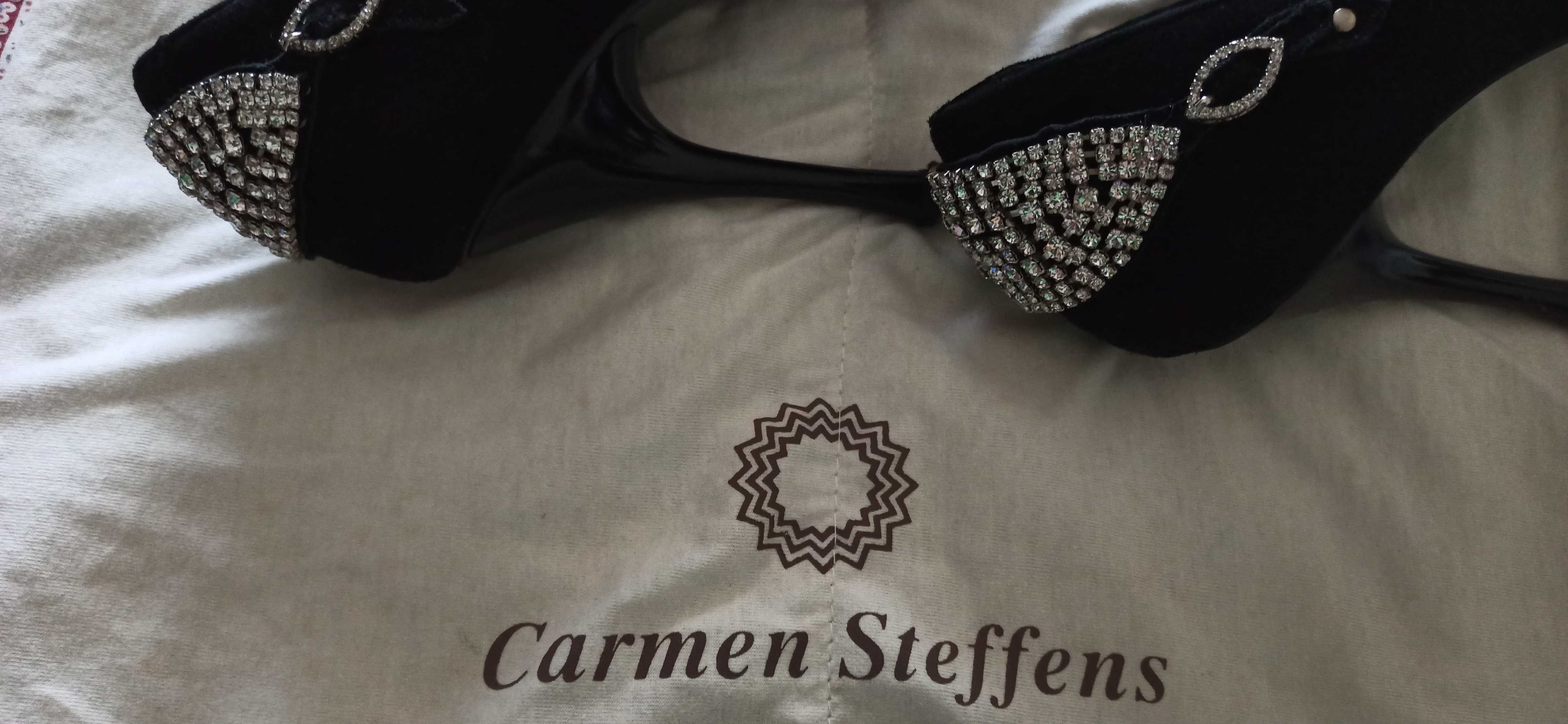 Sapato Carmen Steffens com pedra brilhante