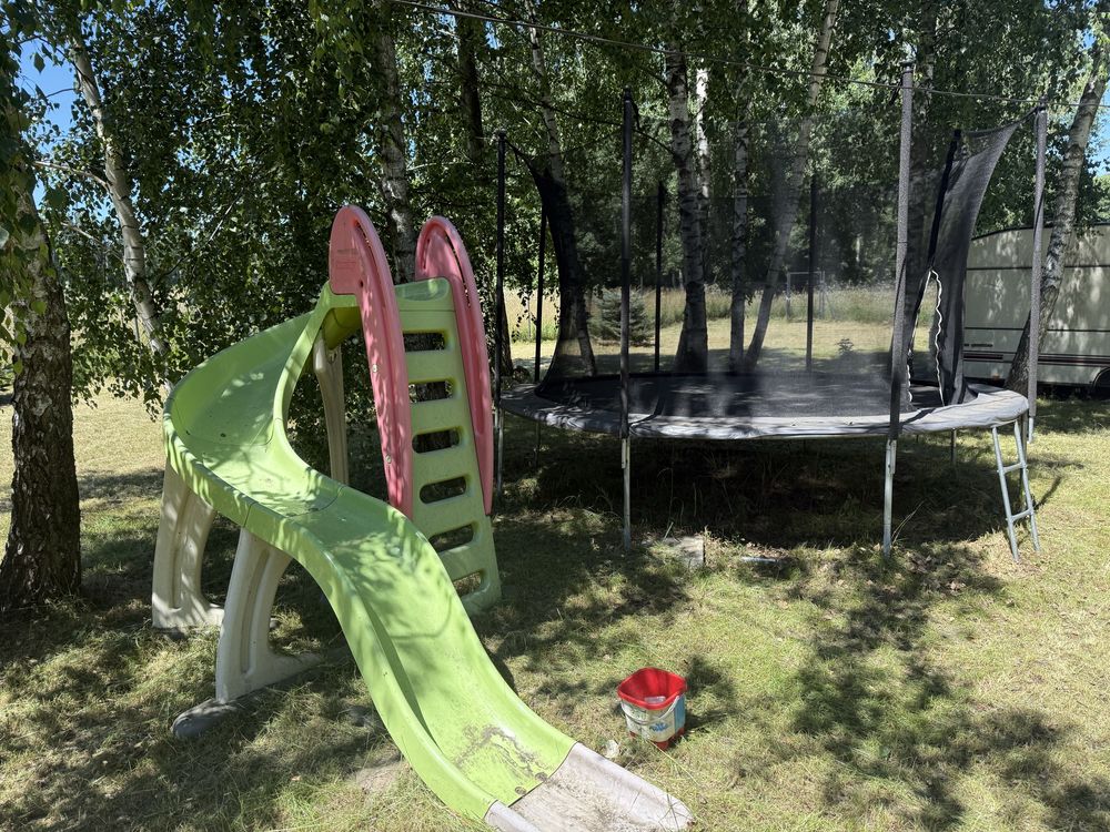 Plac zabaw zjezdzalnia hustawka trampolina piaskownica