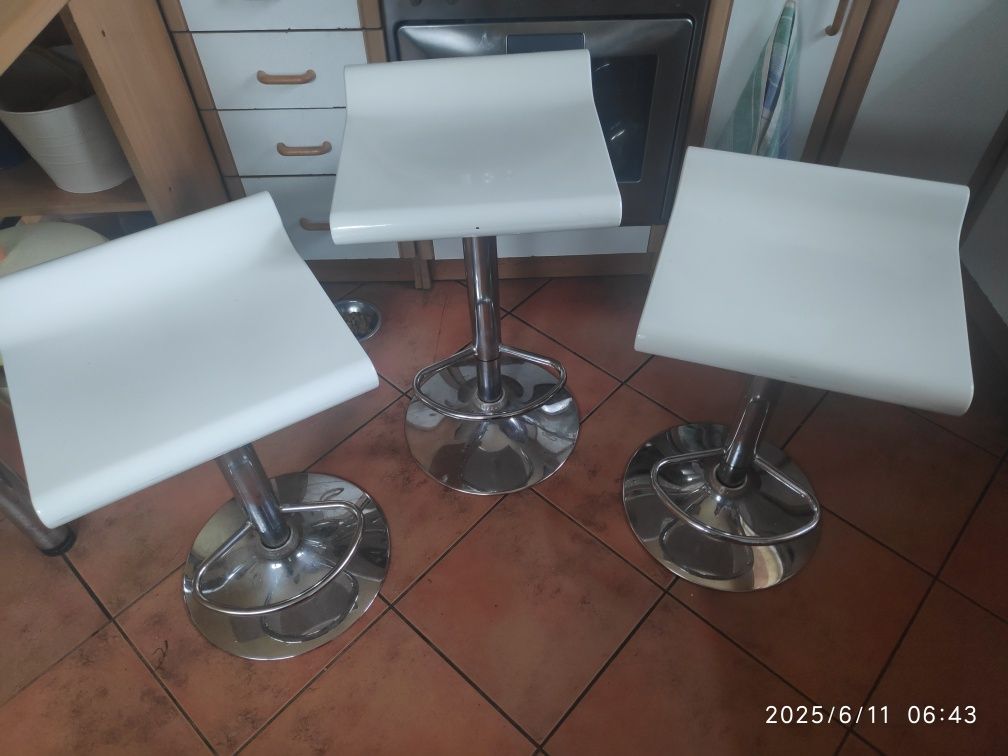 Hokery kuchenne plastikowe siedzisko.