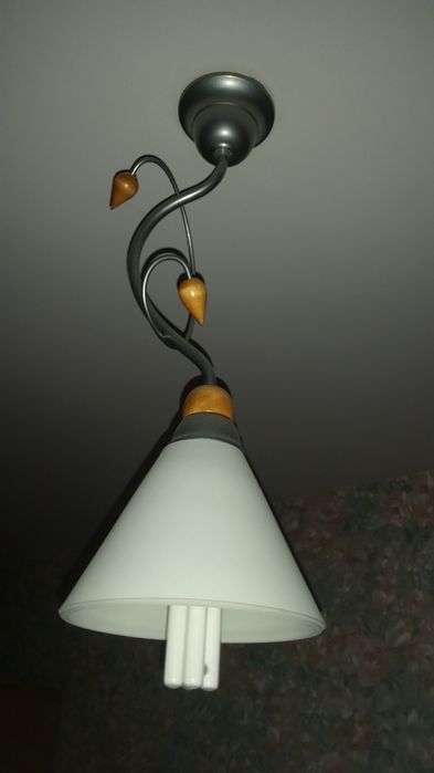 Żyrandole szklane i metal łączony z drewnem