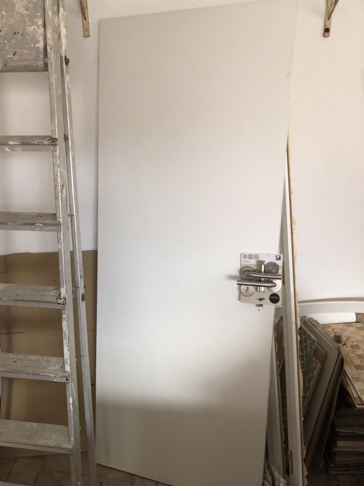 Porta branca com fechadura nova