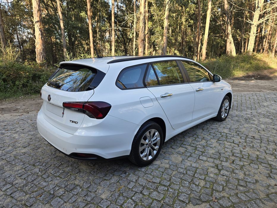 Luxo e conforto em um carro extremamente novo e revisado esse mês