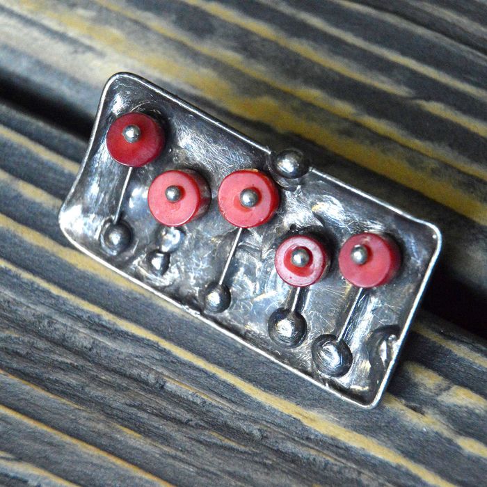 Polne maki - regulowany pierscionek z czerwonego korala.