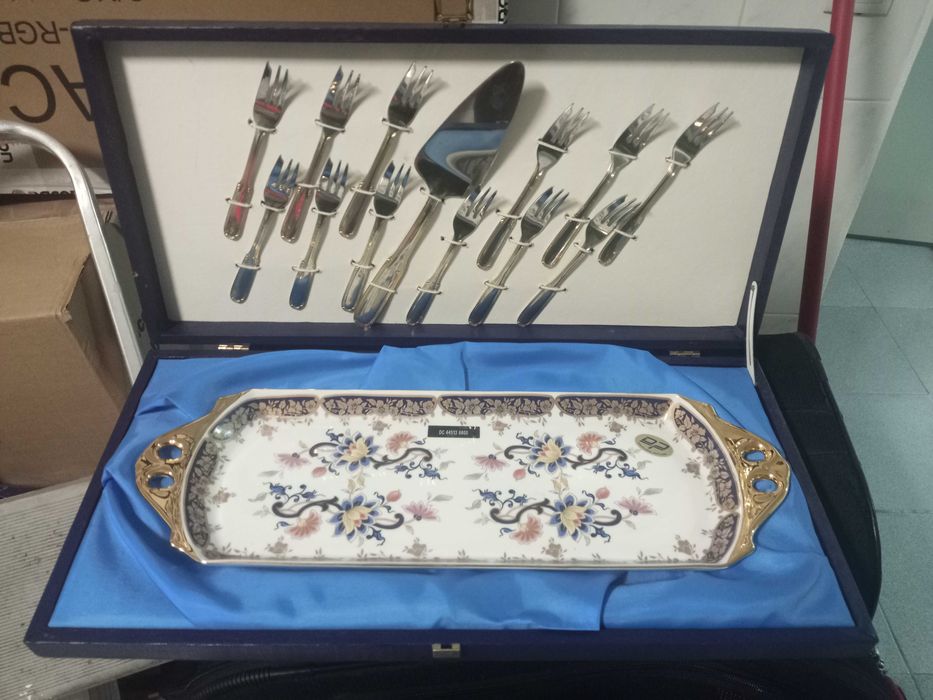Prato de porcelana com talheres de servir