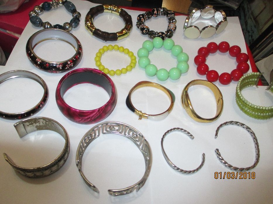 17 pulseiras antigas de vários modelos e de vários materiais