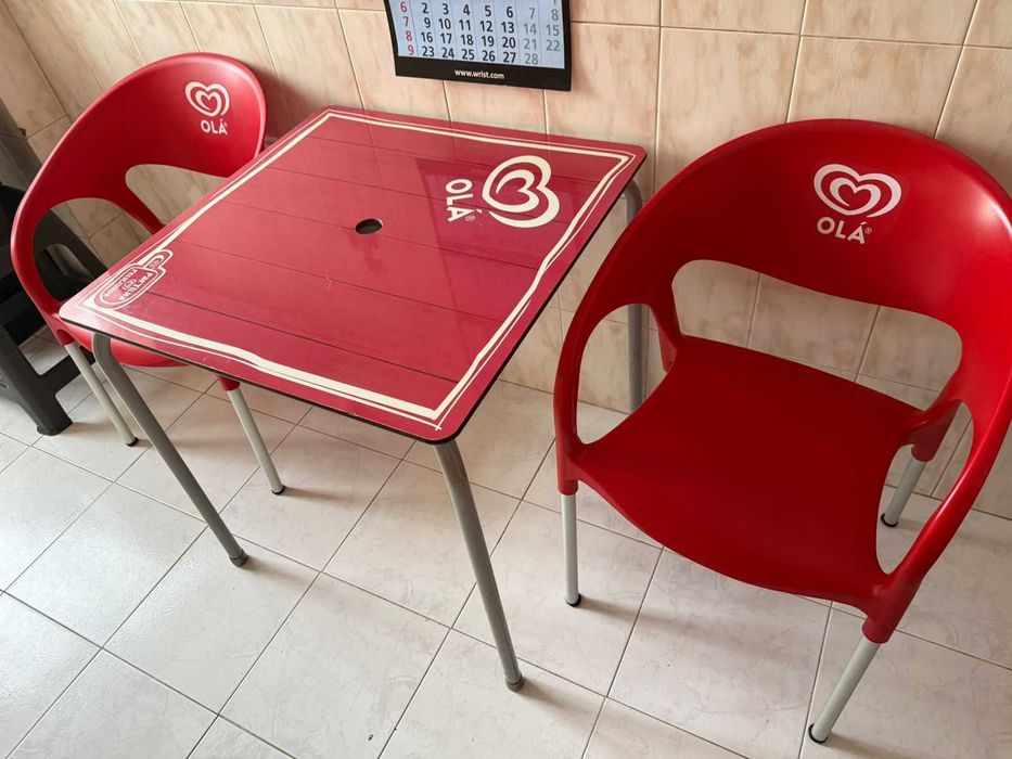 conjunto de mesa e duas cadeiras