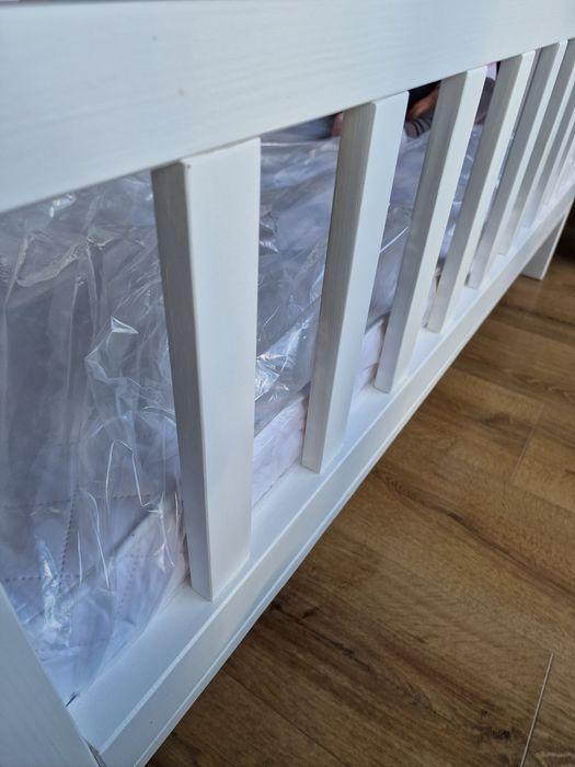 Białe łóżeczko dziecięce 140 cm na 70 cm z materacem