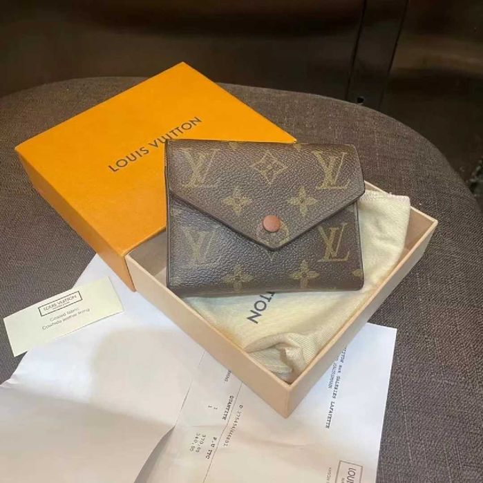 Louis Vuitton Victorine LV Monogram Mały Portfel Brązowa klamra