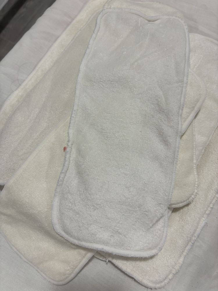 Varios absorventes para fraldas reutilizaveis