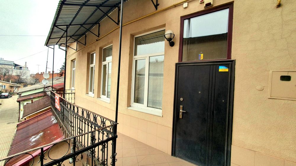 ПРОДАЖ КОМЕРЦІЙНОГО ПРИМІЩЕННЯ в центрі м Мукачево пл Кирила і Мефодія