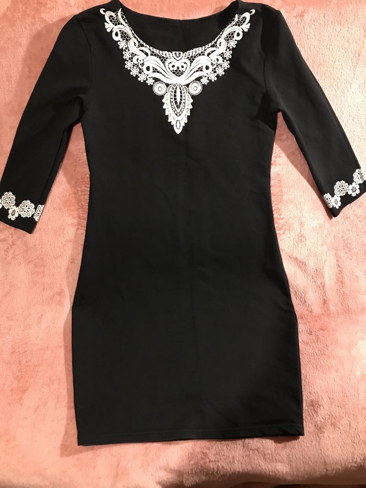 Трикотажна чорна сукня в обтяжку