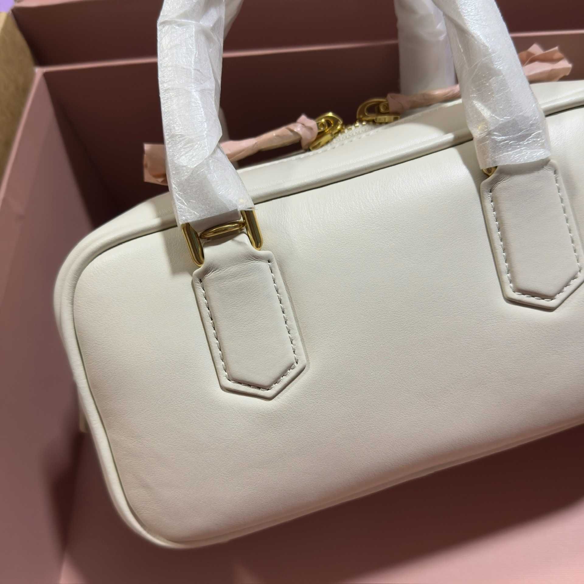 MiuMiu Biała Torebka 2025 - Luksusowy i Elegantny Design
