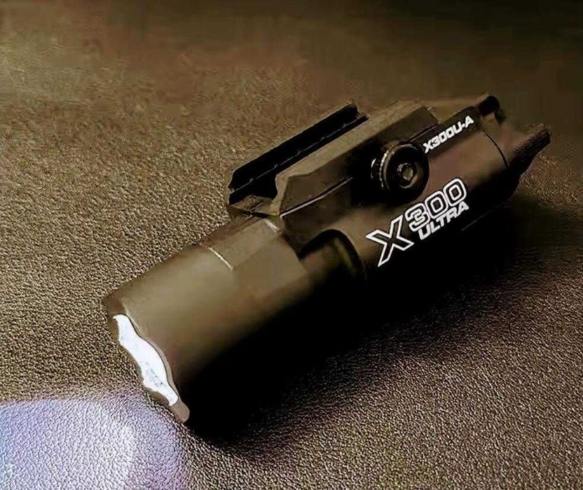 Latarka taktyczna do szyny 20 mm.