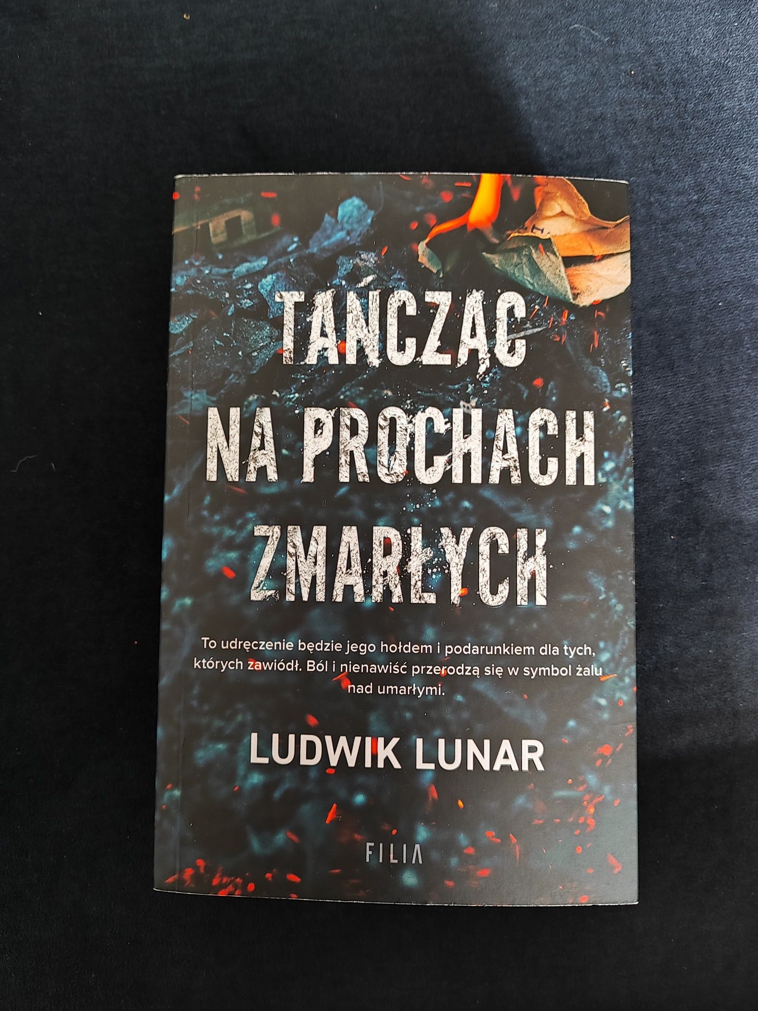 Książka "Tańcząc na prochach zmarłych" Ludwik Lunar