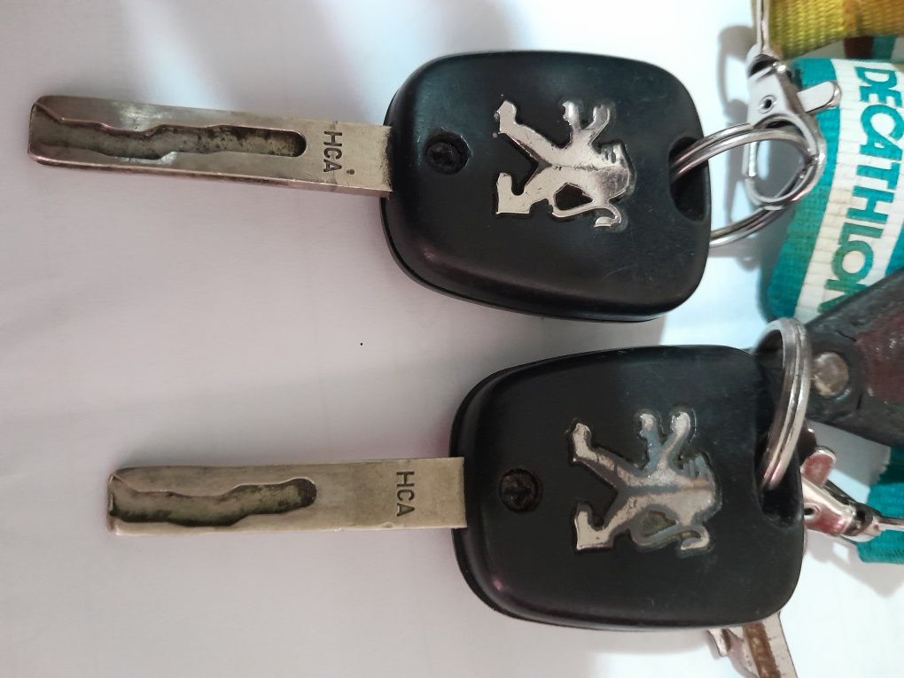 2 chaves peugeot 307 ou outro peugeot  com capas de comando novas