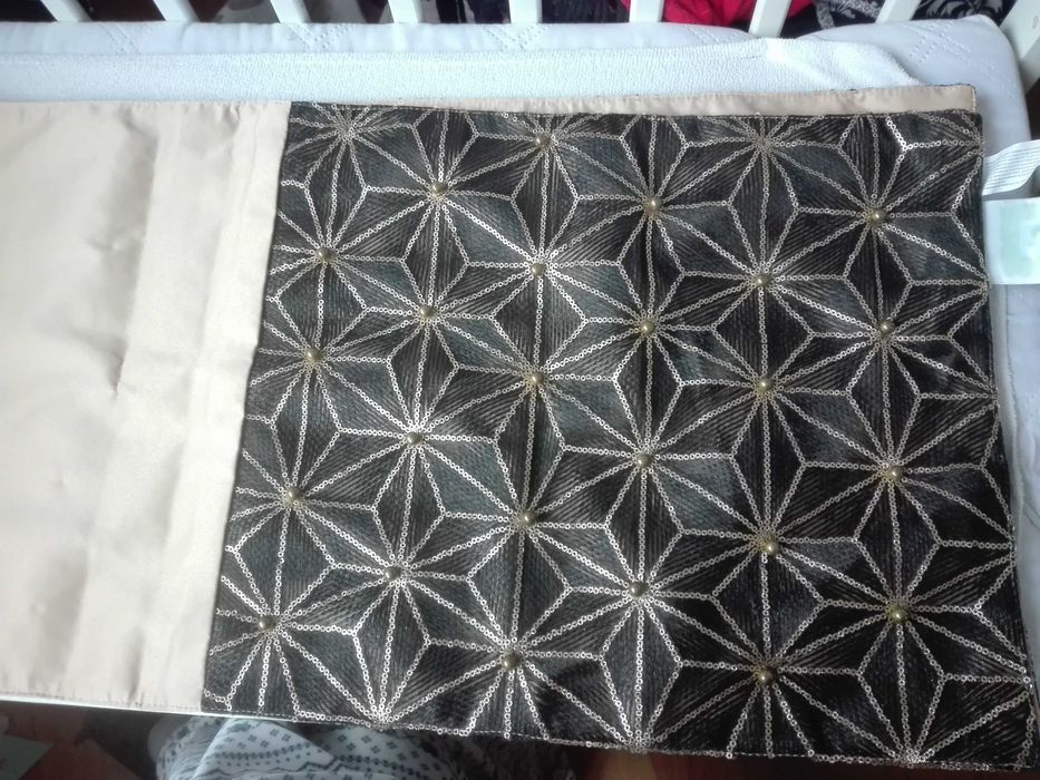 Bieżnik świąteczny glamour beżowy z cekinami złoty glam