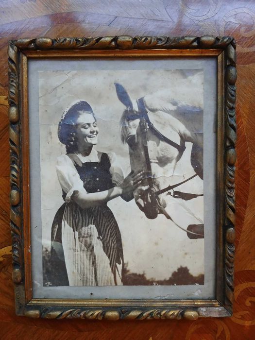 Obraz ZDJĘCIE stara fotografia Kobieta z Koniem 16,5x22cm w ramie