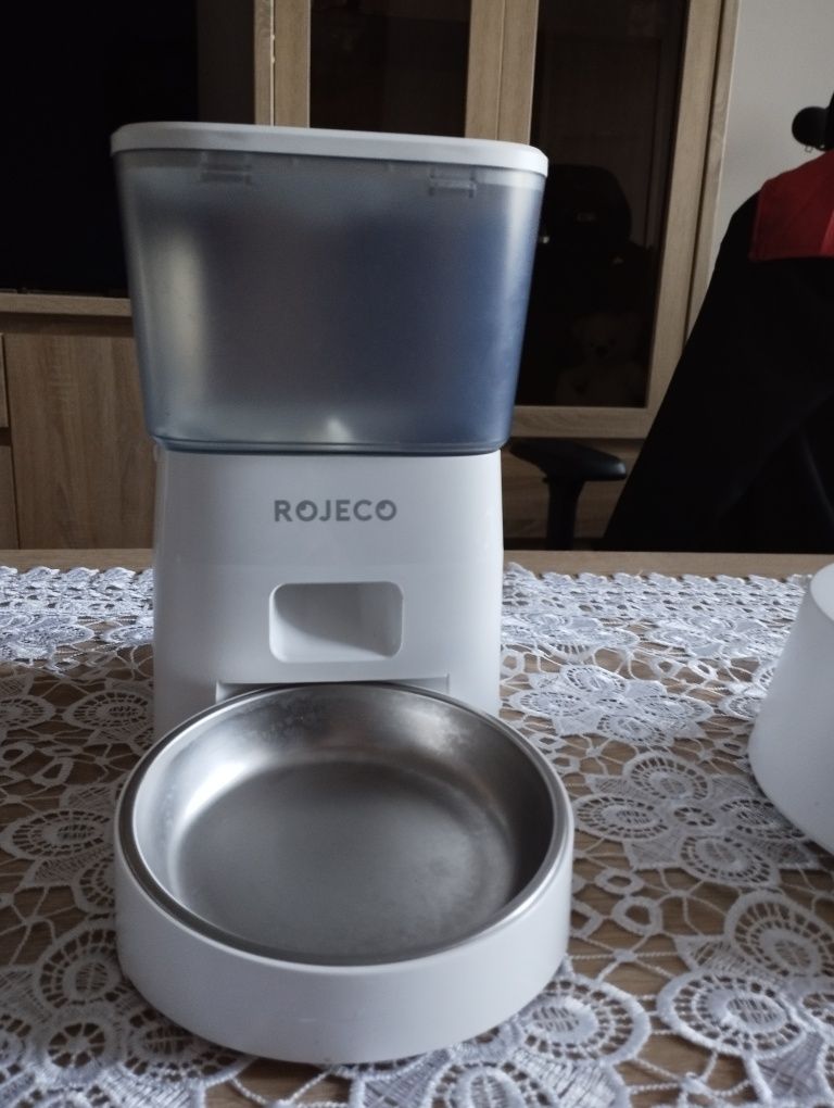 Podajnik na suchą karmę dla kota
