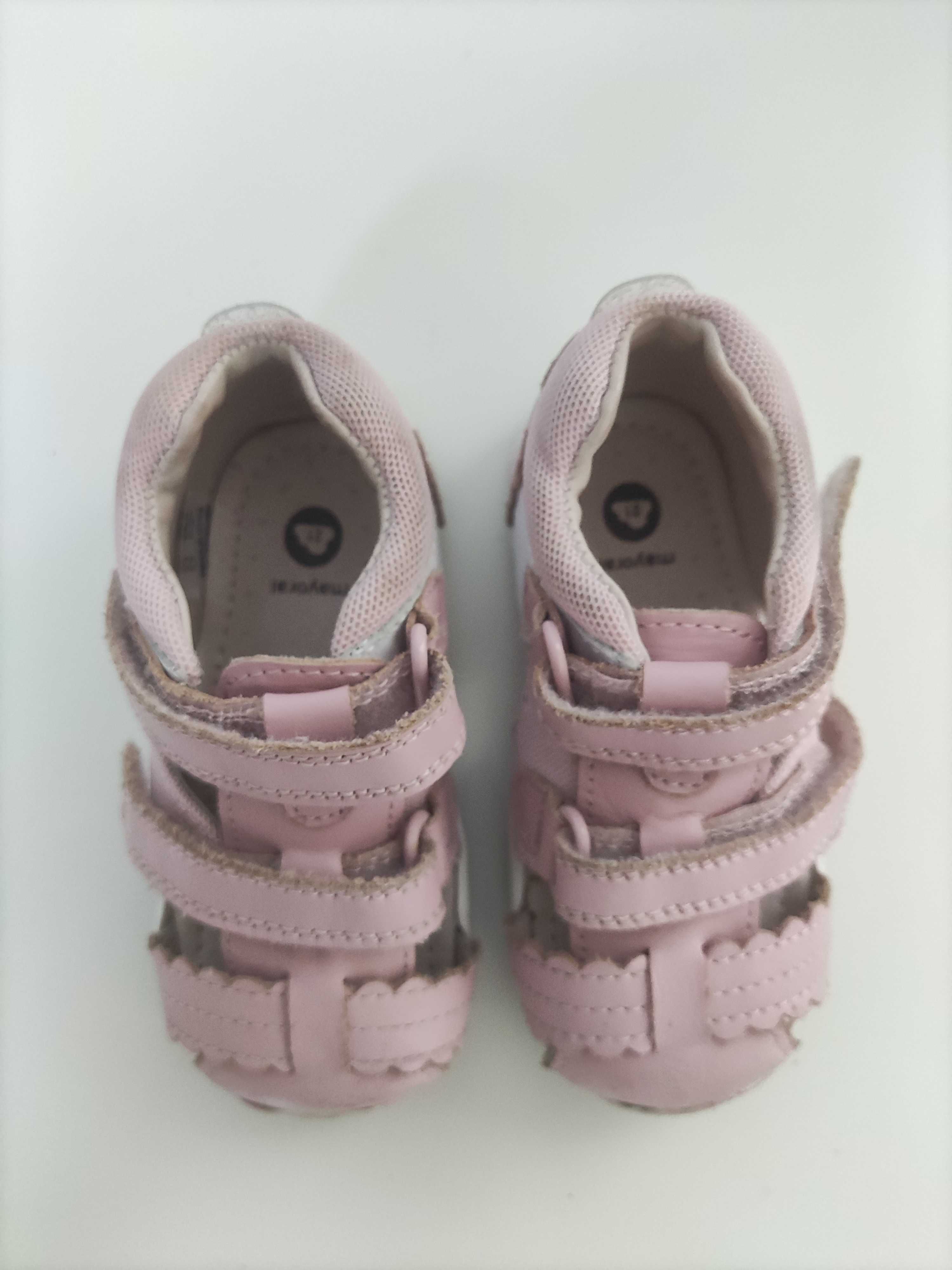 Sapatilhas e sapatos criança