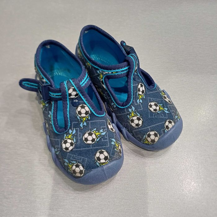 Kapcie chłopięce Befado granatowe w piłki r. 22