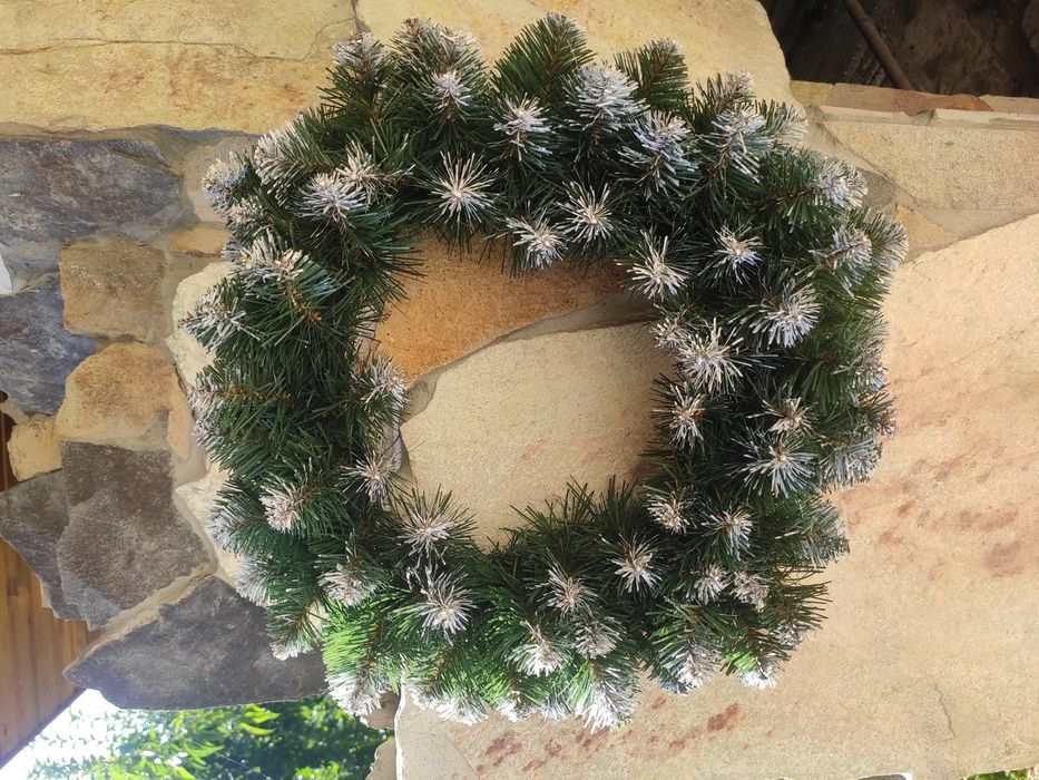 Віночок новорічний з білими кінчиками д-р 50 см