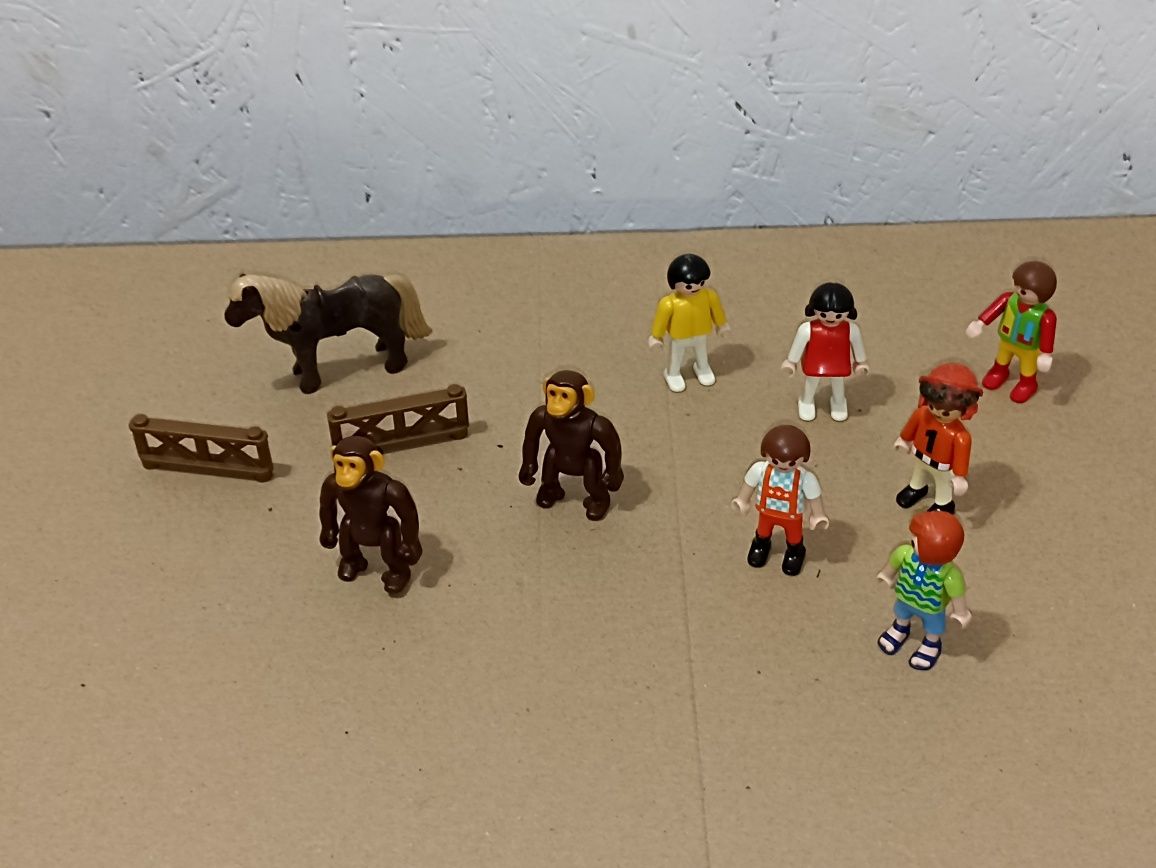 9 figurek playmobil w tym koń i 2 goryle