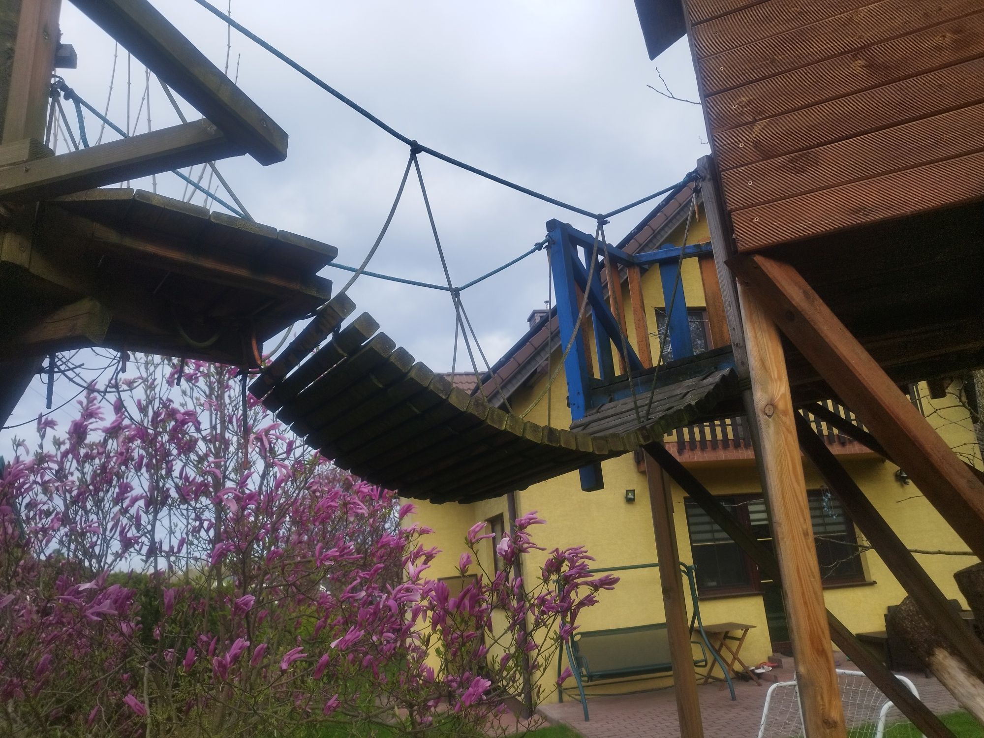 Most sznurkowy do domku na drzewie
